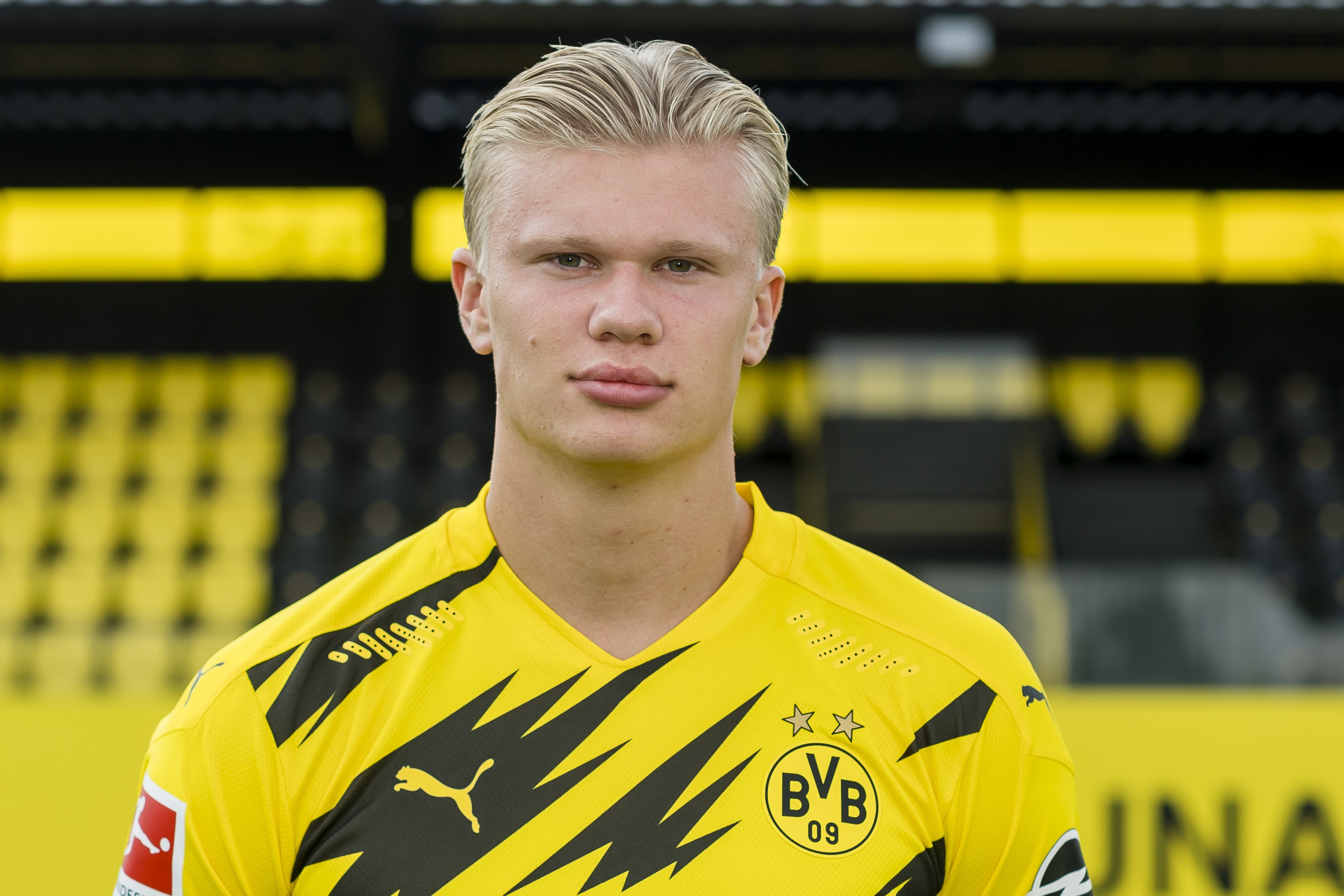 台州队赠沙埠窑青瓷姜糖礼盒，温州队回赠非遗茶饼（台州队以沙埠窑青瓷姜糖礼盒相赠，温州队以非遗茶饼回礼）