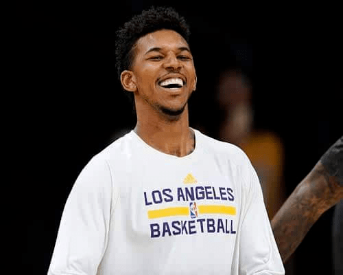 爱德华兹：去年被包夹我很沮丧，现在我看穿一切仍打出侵略性（爱德华兹：上季遭包夹曾让我挫败，如今看透对手仍保持侵略性）