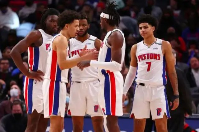 体育报：莱万5场进1球 巴萨管理认为应引进新中锋（体育报：莱万近5战仅1球 巴萨高层考虑引进新中锋）