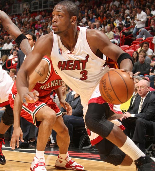 米利唐肌肉严重撕裂，皇马防线雪上加霜（米利唐重度肌肉撕裂，皇马后防再受打击）