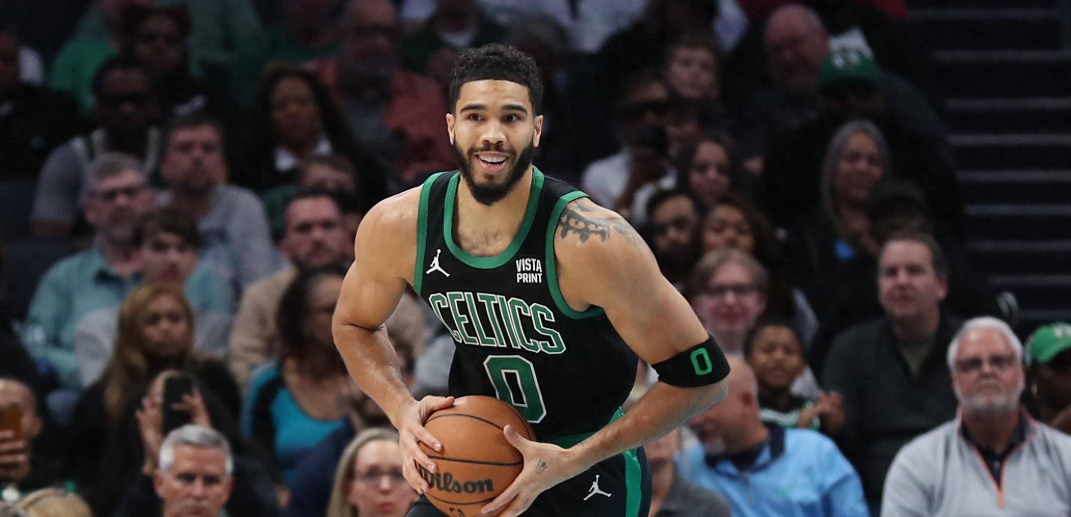 不一样篮球 ｜ 一双鞋，24个故事！库里为什么穿了布克的签名鞋？（一双鞋藏24个故事：库里为何穿布克签名款？）