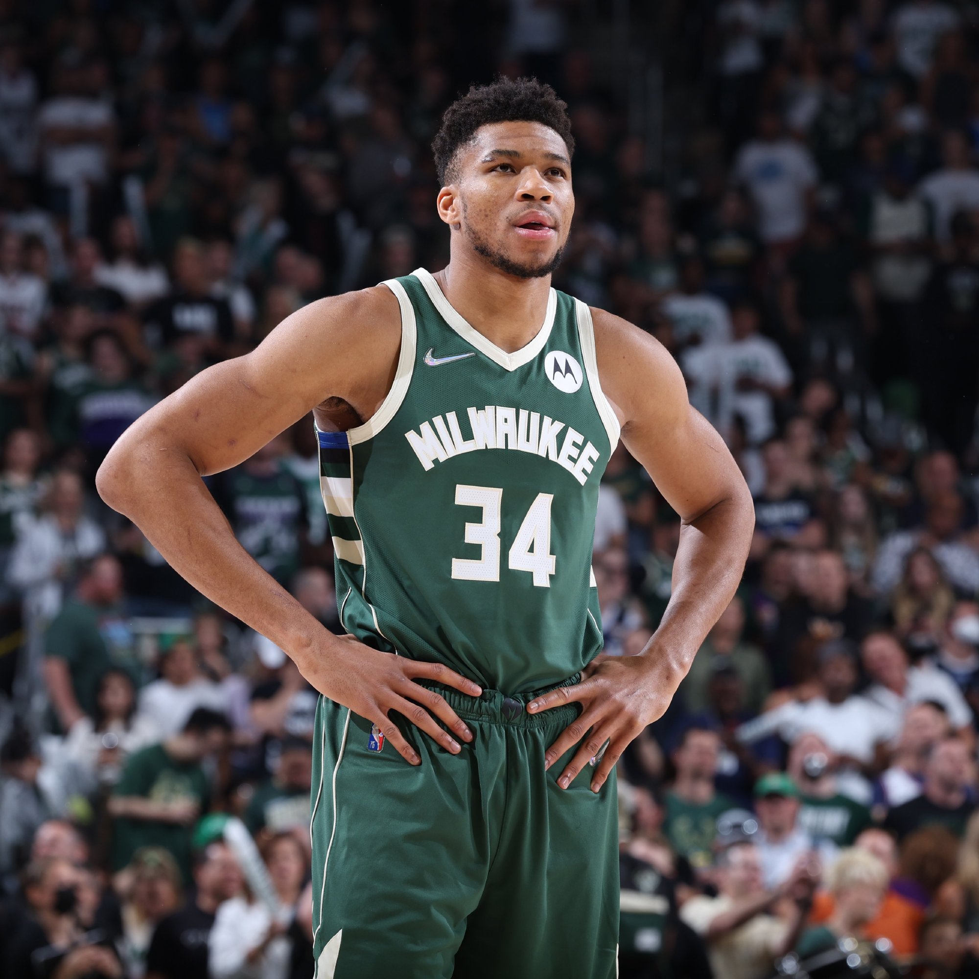 全场最积极！克里斯·邓恩各种飞奔拼抢 拿到8分6板3助1断（克里斯·邓恩活力全开，飞奔拼抢贡献8分6板3助1断）