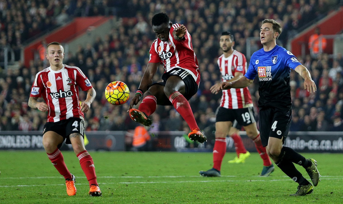 杜兰特关键中投命中，全场欢呼（杜兰特关键时刻中投命中，引爆全场欢呼）