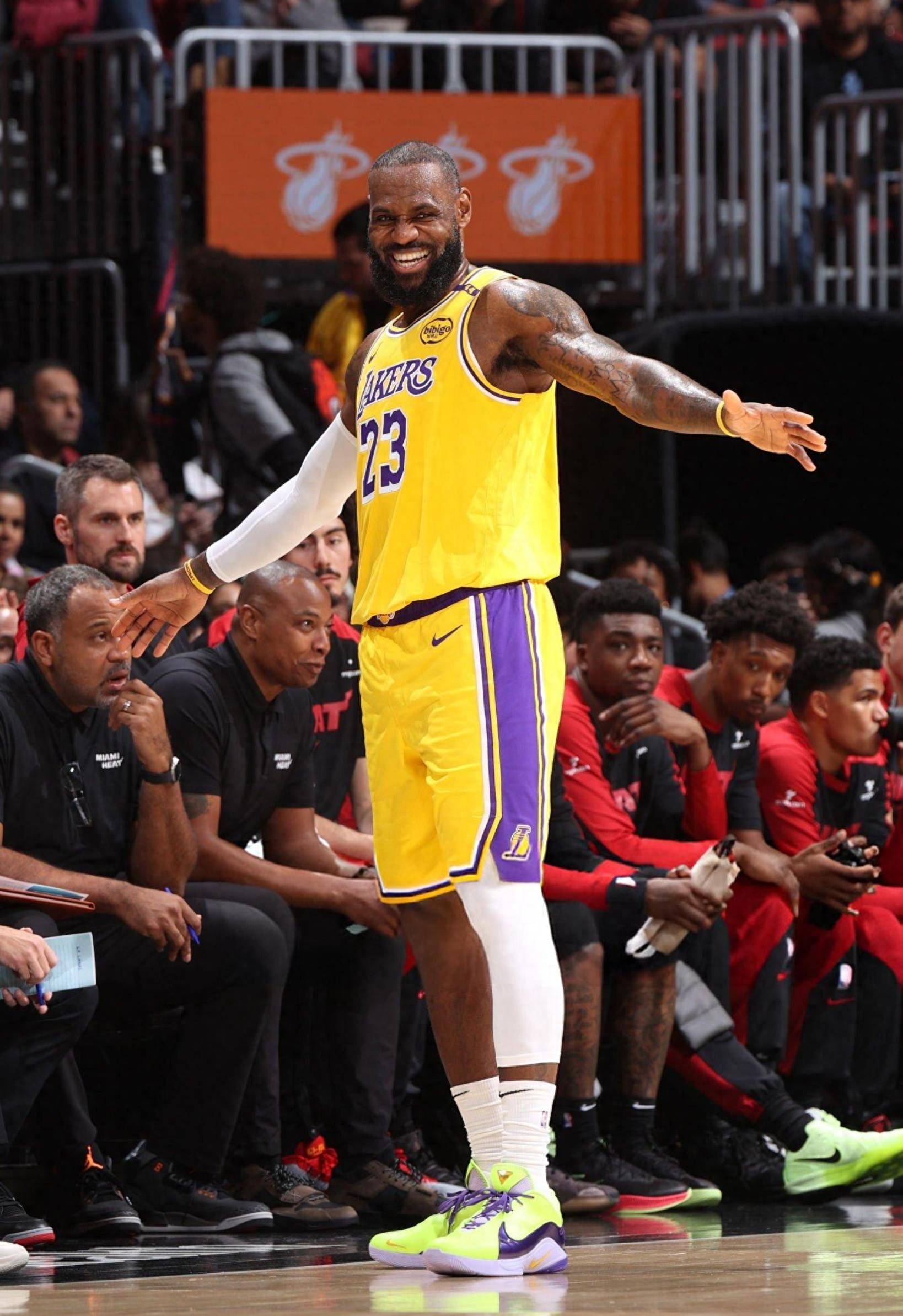 萨拉赫自2020年以来3次欧冠单场过人5+，均是对阵马德里双雄（2020年至今，萨拉赫三次在欧冠单场完成5+过人，全部发生在对阵马德里双雄时）