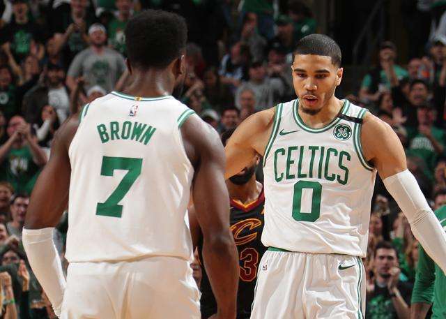 内马尔那些骚操作名场面瞬间，不愧是把任加足球发扬光大球星之一（内马尔那些炫技高光瞬间，美丽足球的代表之一）