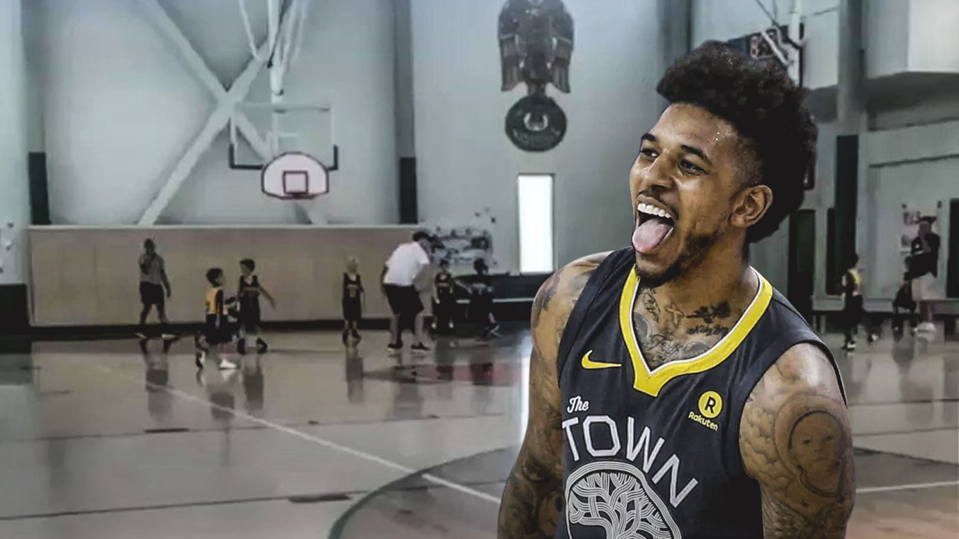 复出不理想！里夫斯11中6&三分5中1 得到17分2板2助 上半场4犯（复出表现平平：里夫斯11投6中、三分5投1中，17分2板2助，上半场背负4犯）