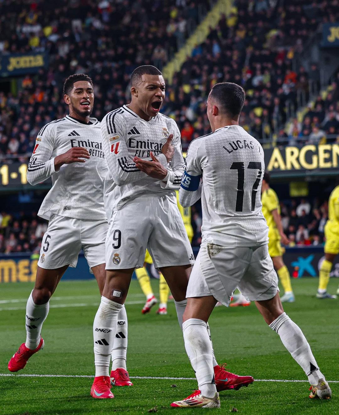 浙BA赛场热血对决场外市集逛吃两不误（浙BA激战正酣，场外市集逛吃不停）