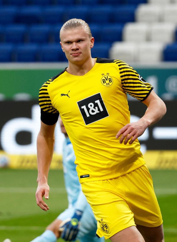 太尴尬！里夫斯三分詹姆斯妙传彪哥后者上篮不进 艾顿把球拨进自家篮筐（尴尬瞬间！詹姆斯精妙助攻“彪哥”上篮未果，艾顿误将球拨入自家篮筐，里夫斯外线命中三分）