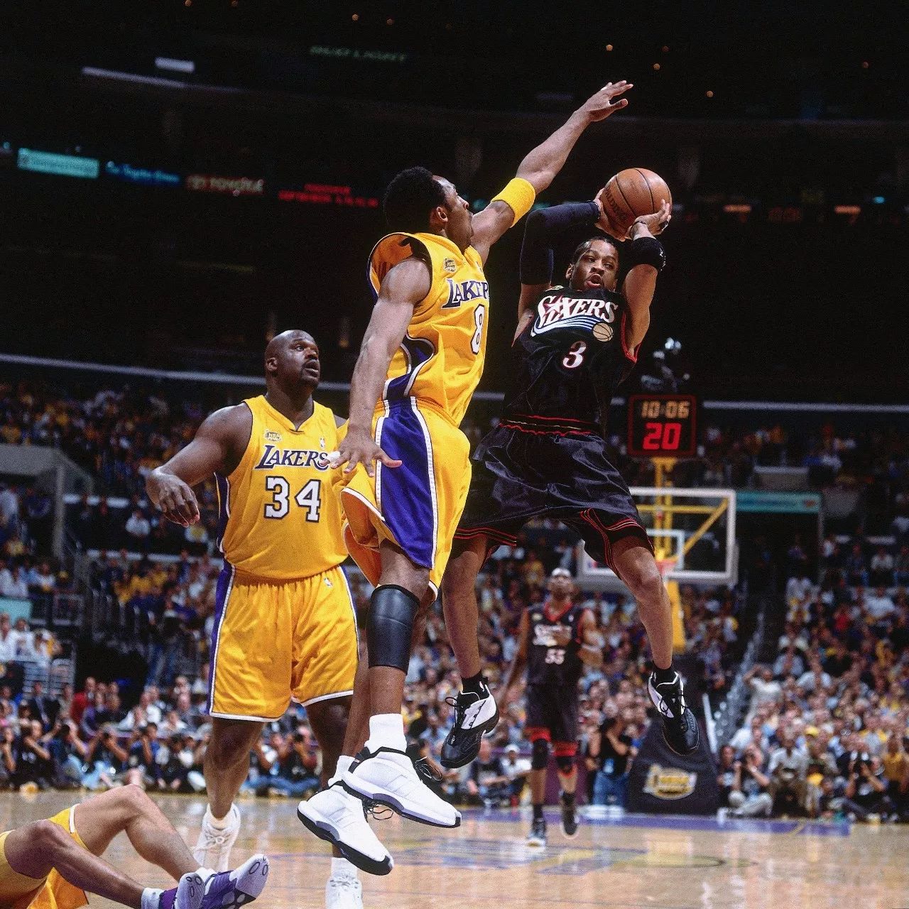 克莱第一节三分6投4中得到14分，浓眉7投5中砍下10分（克莱首节三分6中4斩获14分，浓眉7投5中拿下10分）