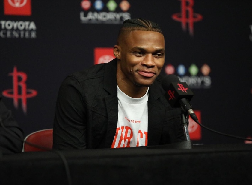 科尔：格林将在当地时间周日归队，但能否出战尚待队医决定（科尔：格林将于当地时间周日归队，是否出战待队医评估）