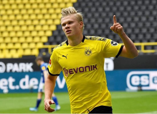 动作过大！约翰逊突破被段睿骐直接拽翻在地 后者违体（对抗过猛！约翰逊突破遭段睿骐拉拽摔倒，判罚违体犯规）