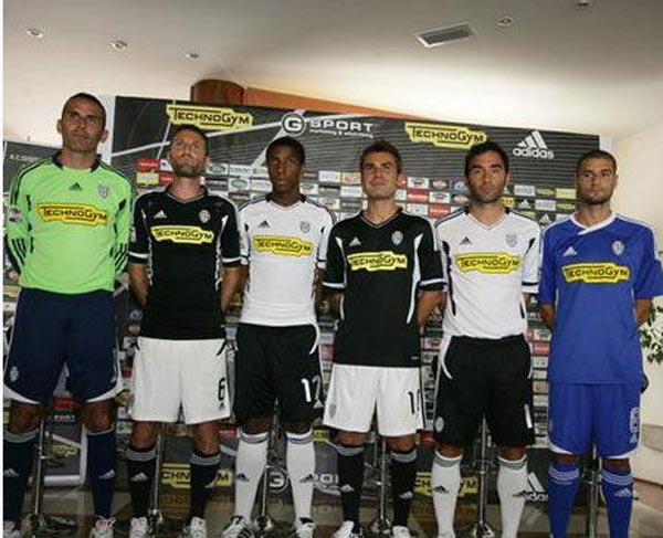 亚特兰大4-0十人热那亚晋级意杯8强，吉姆西蒂、德容恩破门（意大利杯：亚特兰大4-0击败十人热那亚闯入八强，吉姆西蒂、德容恩建功）