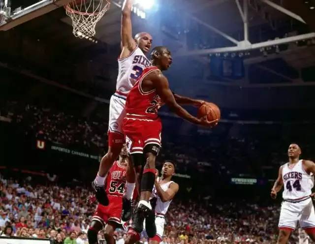 穆雷本赛季表现抢眼，场均得分达到24.9分（穆雷本季发挥出色，场均拿下24.9分）