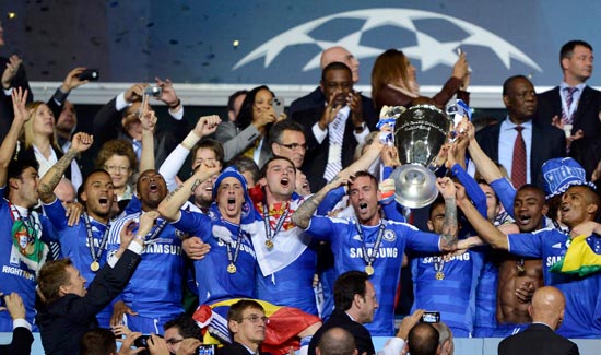 圣诞夜难掩失落！詹姆斯失利后未停留赛后直接返回更衣室（圣诞夜失意难遮：詹姆斯败战后未停留径直回更衣室）