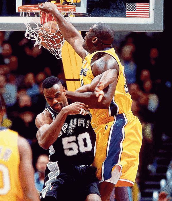 胡金秋高效表现，助力球队取得胜利（胡金秋高效发挥，带队赢球）