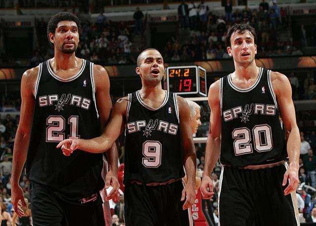 豪门俱乐部官宣主帅续约，合同长达三年（豪门球队官宣与主帅续约，三年长约达成）