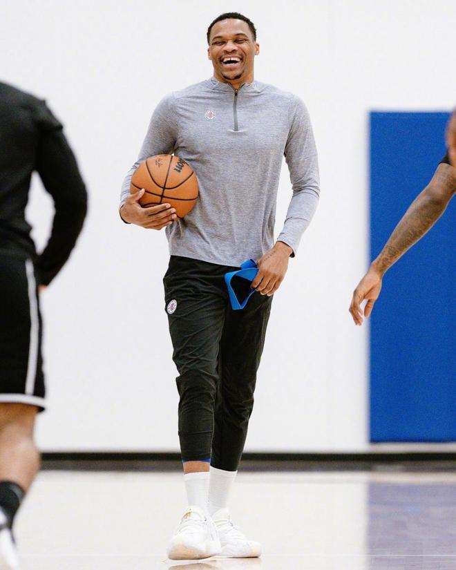 科尔：我们很多人的状态比较接近，所以不太可能建立固定首发（科尔：队内球员状态接近，暂难确定固定首发阵容）