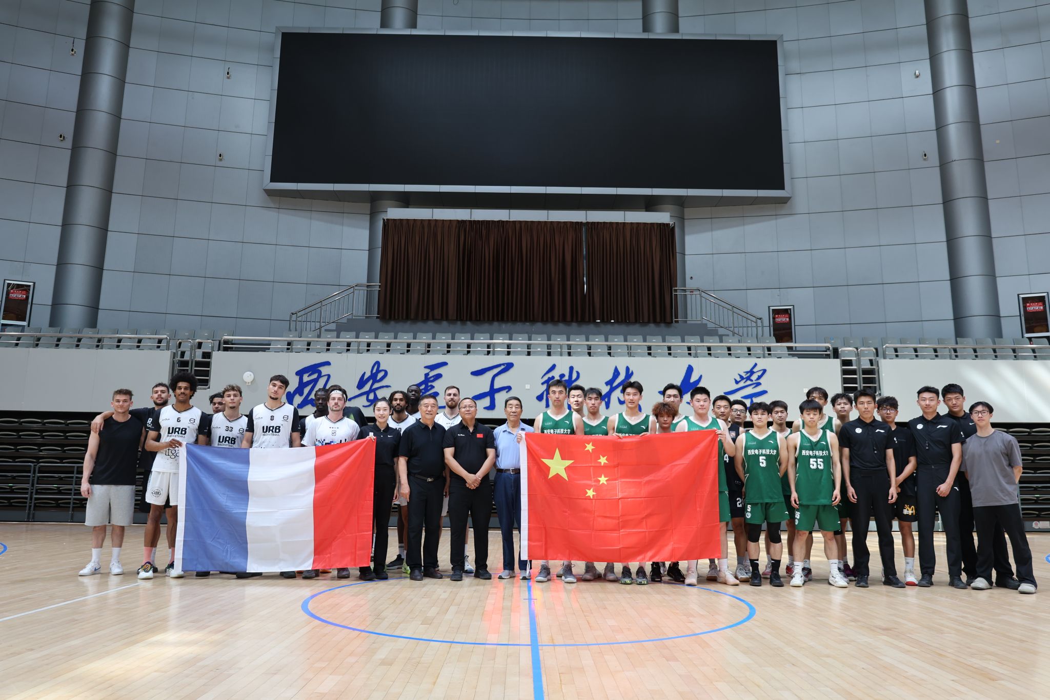 拜伦·斯科特：库里必然是历史前五控卫 但控卫GOAT是魔术师（拜伦·斯科特：库里稳居史上前五控卫，但控卫GOAT仍属魔术师）