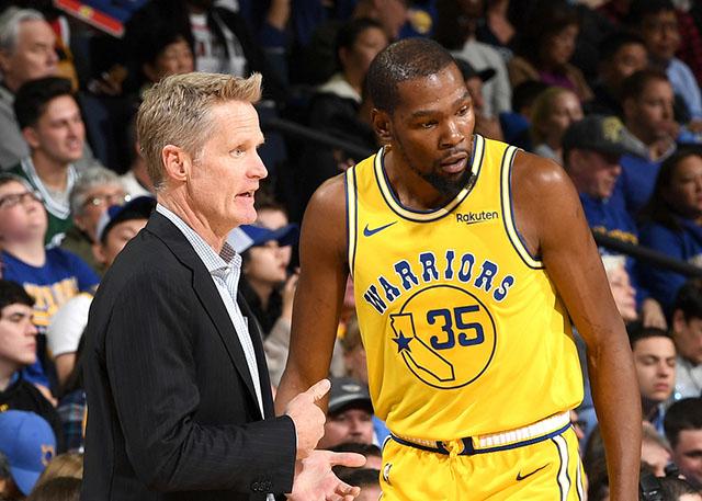 曼联后防连连犯错饱受批评（曼联防线失误不断，备受质疑）